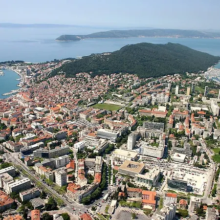 ラグジュアリー ルーム ココラ 4*