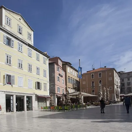 ラグジュアリー ルーム ココラ 4*